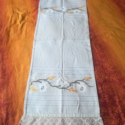 Embroidered ecru woven table runner with handmade lace new