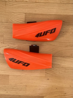UFO elbow protectors for competitive skiing