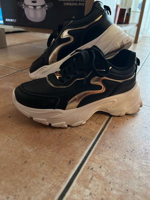 Αθλητικά παπούτσια Voi Noi σαν καινούργια, μέγεθος 39, μαύρα με λευκή σόλα και χρυσές λεπτομέρειες