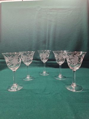 Stemmed wine glasses with engraved design, set of 5, like new