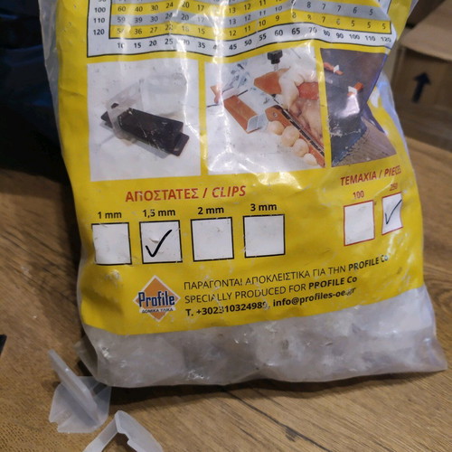 Tile wedges and spacers like new, 480 black wedges and 75 spacers (1.5mm)
