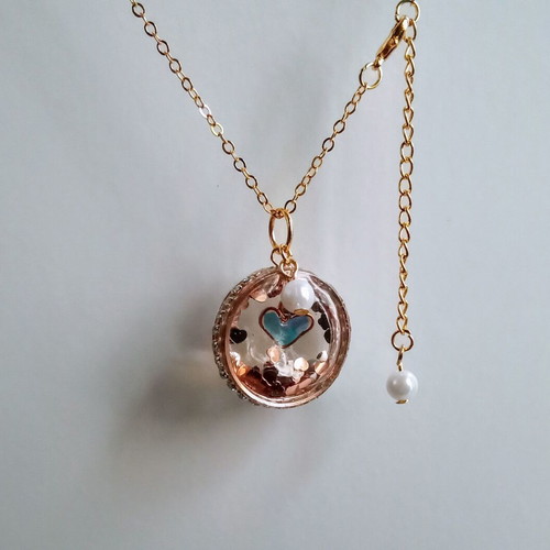 Handmade gold-colored necklace with pendant and pearl