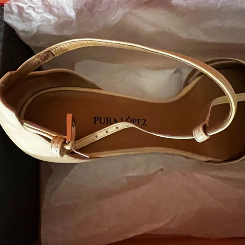 Pura Lopez pumps like new, beige leather