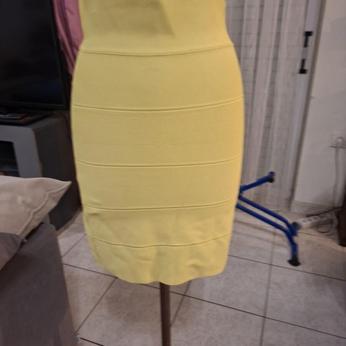 BCBG Maxazria yellow fitted skirt like new, size M