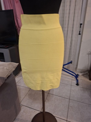 BCBG Maxazria yellow fitted skirt like new, size M
