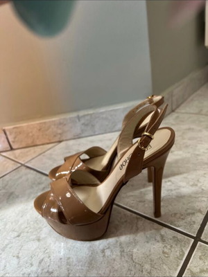 Feng Shoe beige/brown patent leather heels size 36 like new