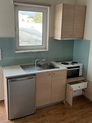 Κουζίνα μεταχειρισμένη σε άριστη κατάσταση με νεροχύτη, βρύση, φουρνάκι και απορροφητήρα