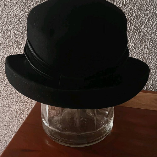 Women's hat like new, black with satin details, 100% wool