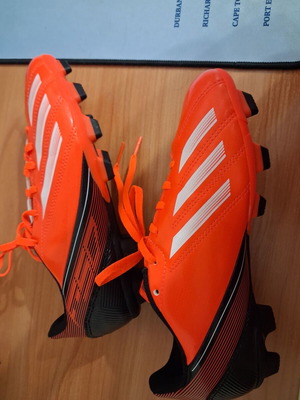 Adidas αθλητικά παπούτσια ποδοσφαίρου καινούργια νούμερο 36 με τάπες