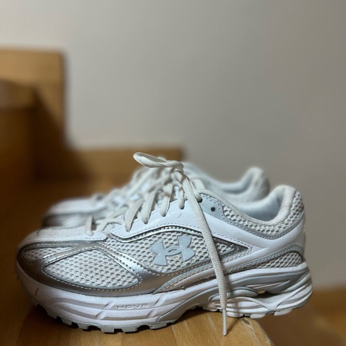 Under Armour sneakers like new, size 36.5, white