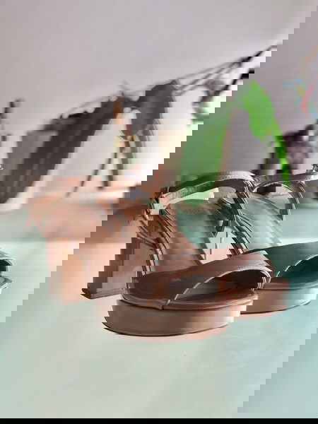 Μπέζ chic πέδιλα με φιάπα