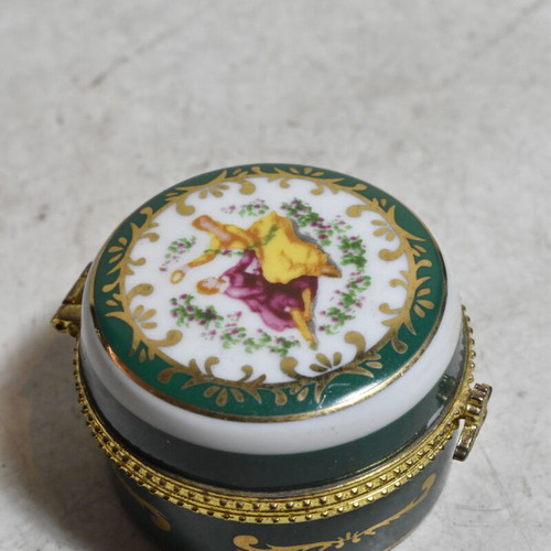 Miniature porcelain jewelry box used with romantic design