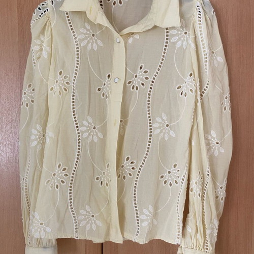 Long-sleeve spring shirt sugar color like new, guipure