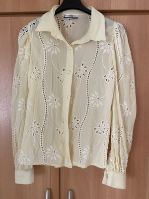 Long-sleeve spring shirt sugar color like new, guipure