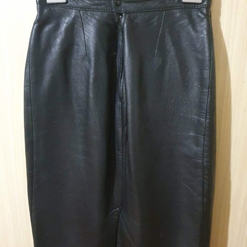 Leather skirt like new, black, below the knee, size L