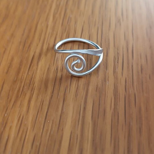 Handmade eye shape ring silver, new, aluminum wire