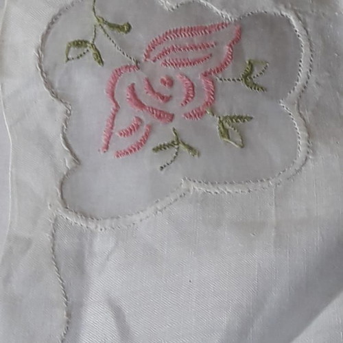 Round organza tablecloth new with Madeira embroidery and 6 napkins