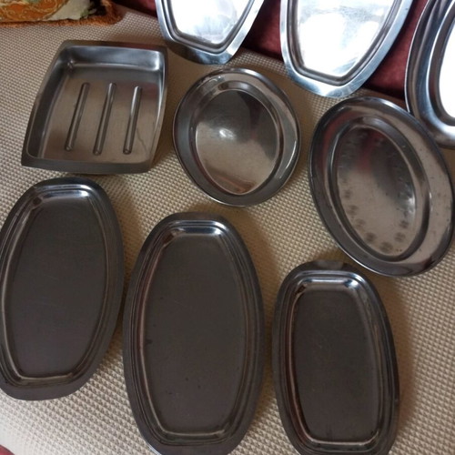 Stainless steel trays used, pack of 8 with baking pan