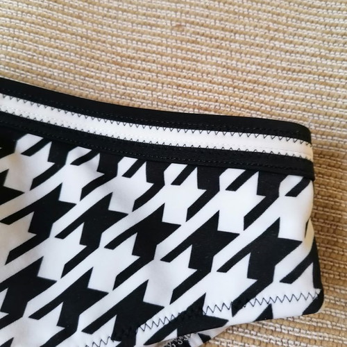 Kom women's bikini bottom size XXL new, black and white