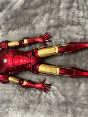 ПРОДАВА СЕ СЪБИРАТЕЛЕН Iron man от метал