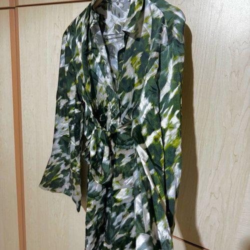 Topshop dress like new with matching belt and bell sleeves green print