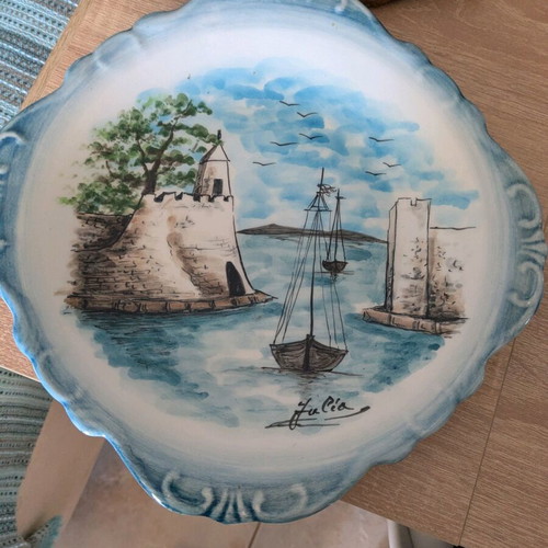 Ceramic decorative plate like new with artist signature
