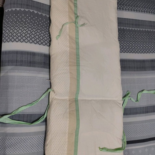 HRA crib bumper pad like new, dimensions 2x0.40