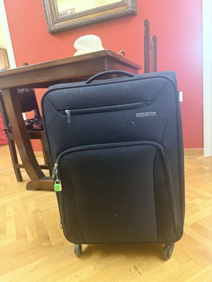 Υφασμάτινη βαλίτσα ταξιδιού American Tourister μεταχειρισμένη, μαύρη, 4 τροχοί, επεκτάσιμη