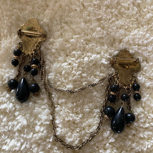 Vintage double brooch like new, gold color with black stones