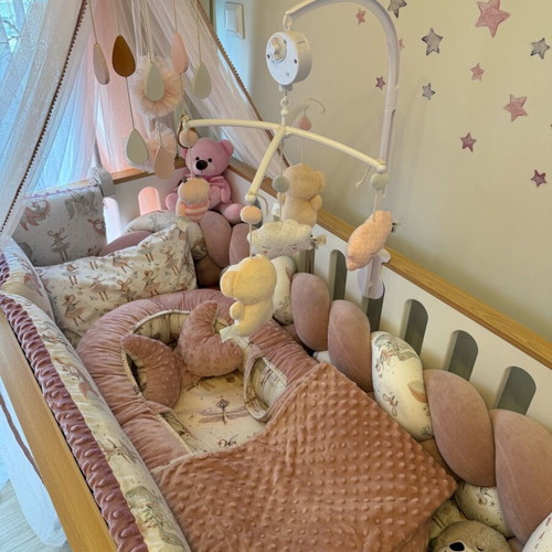 Baby Nest Winged Key like new with latex mattress and cotton fabric