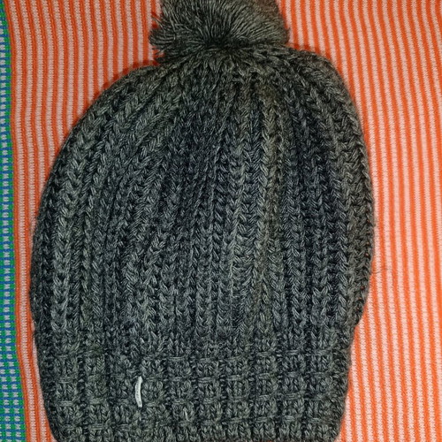 Women's winter hats used, pack of 4, one size multicolor