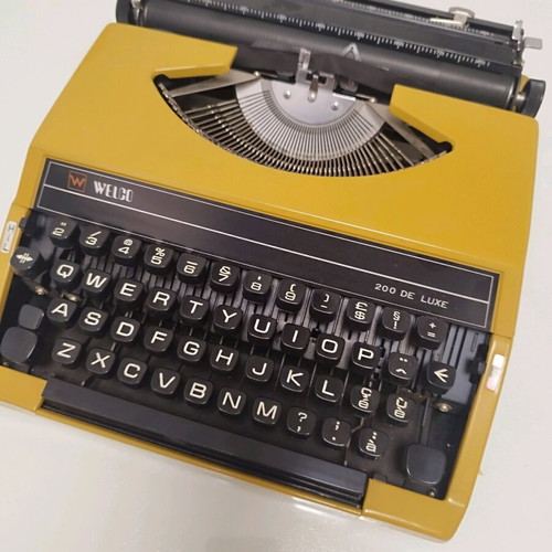 Welco 200 De Luxe typewriter like new, vintage mustard color