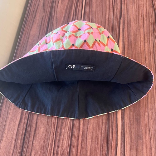 Zara women's hat small with geometric patterns, like new, cotton