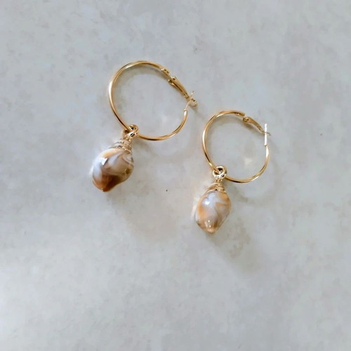 Conch Shell Hoop Earrings new, gold and beige