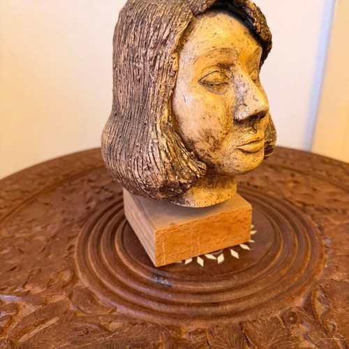 Vintage female bust decorative head 18 cm on wooden base like new