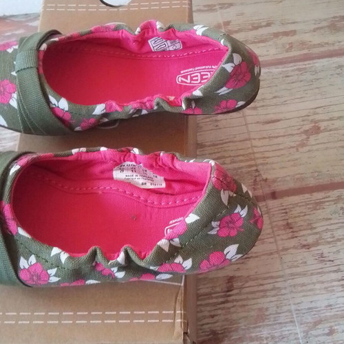 Keen Hibiscus Flower Ballerina Shoes new, size 29, red