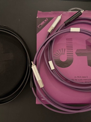 Oyaide 2 RCA S Class 1m cables like new with case and box