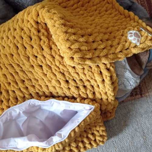 Handmade pet set with Alize Puffy yarn, hypoallergenic, mustard color