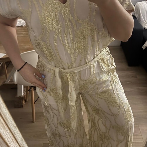 Overall jumpsuit with a belt.