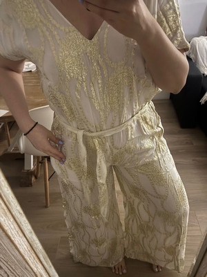 Overall jumpsuit with a belt.