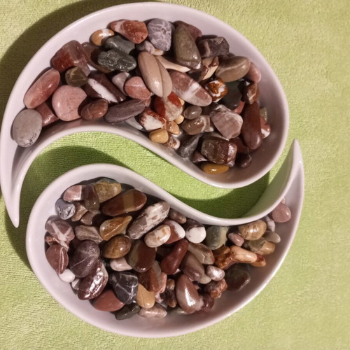 Handmade Varnished Sea Stones pack of 150, like new