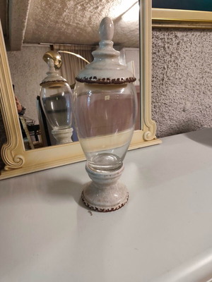 Vintage style vase with lid used