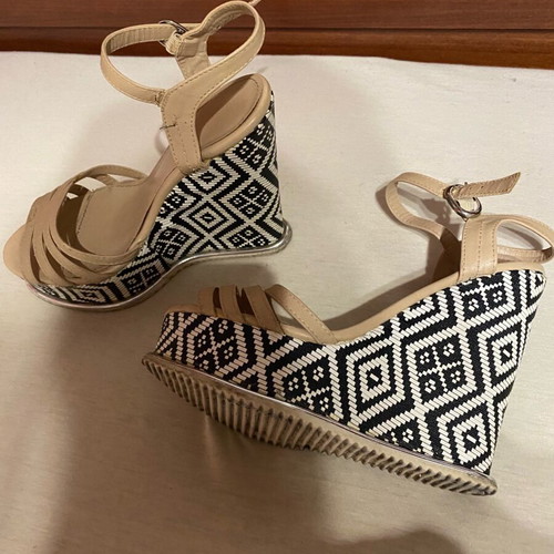 Platform sandals used, beige with black and white pattern, size 37