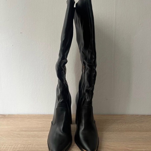 Luigi knee-high boots like new, size 40, black and gold