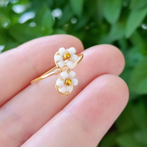 Handmade wire flower ring with adjustable size, white and gold