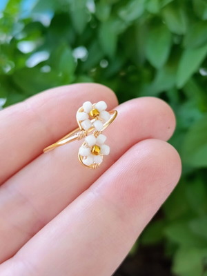 Handmade wire flower ring with adjustable size, white and gold