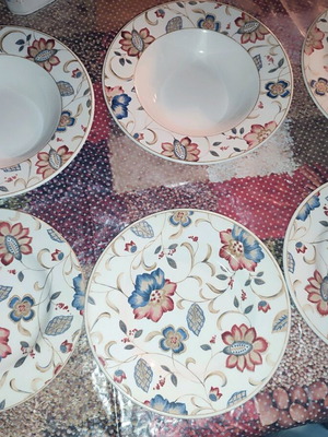 Ceramic plate set brand new with 8 pieces