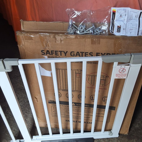 Self-Closing Safety Gate for Pets and Children, New, Metal