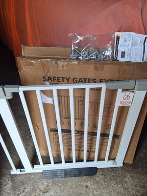 Self-Closing Safety Gate for Pets and Children, New, Metal