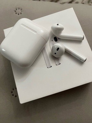 Apple AirPods 2nd Generation used with box and charging case white
